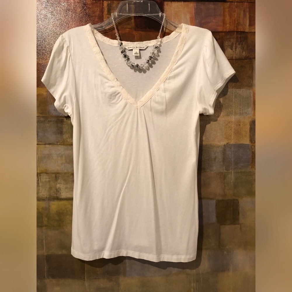 BANANA REPUBLIC White SS V-Neck Top With Lace Trim